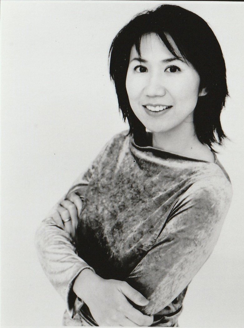 シャギーヘアと細眉が若々しい1999年当時の宣材写真