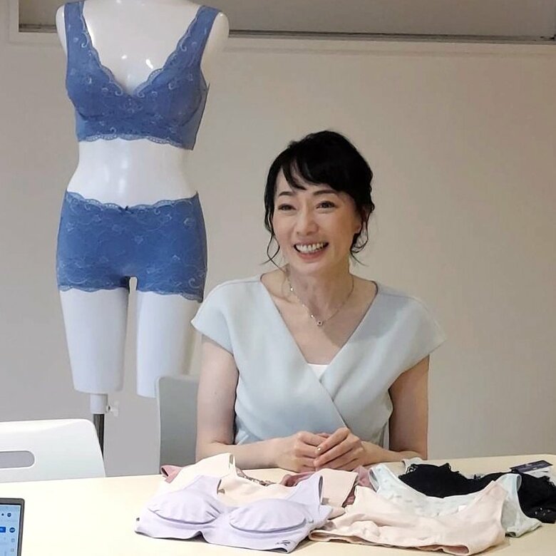 ナイトブラについて取材を受ける湯浅さん