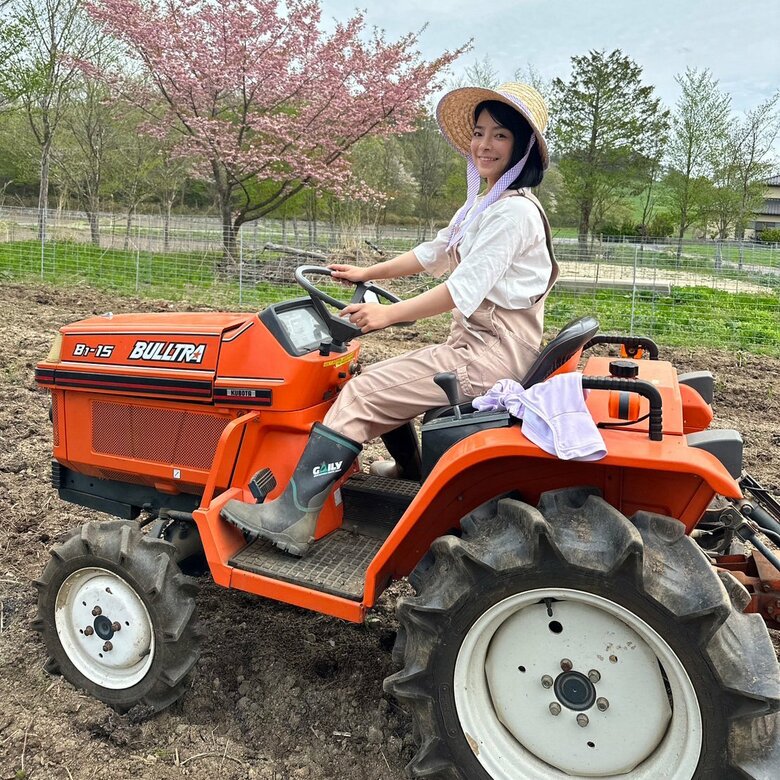 「かっこいい！」トラクターで作業中の峯岸ちひろさん