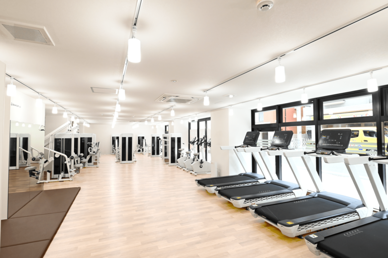 白と木目を基調にした清潔感のある店内