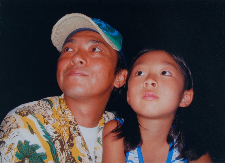 花火大会で打ち上がる花火を見つめる風見さんと9歳のえみるさん