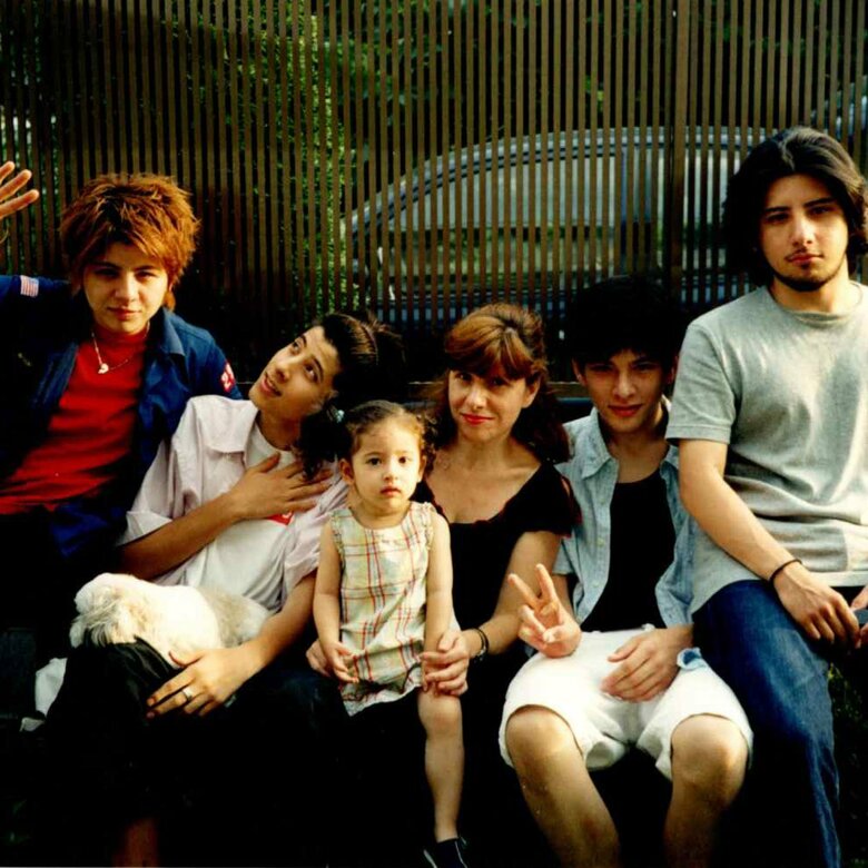 2001年の家族写真。左から長女、次男、次女、ペピーさん、城田優さん（15歳）、長男