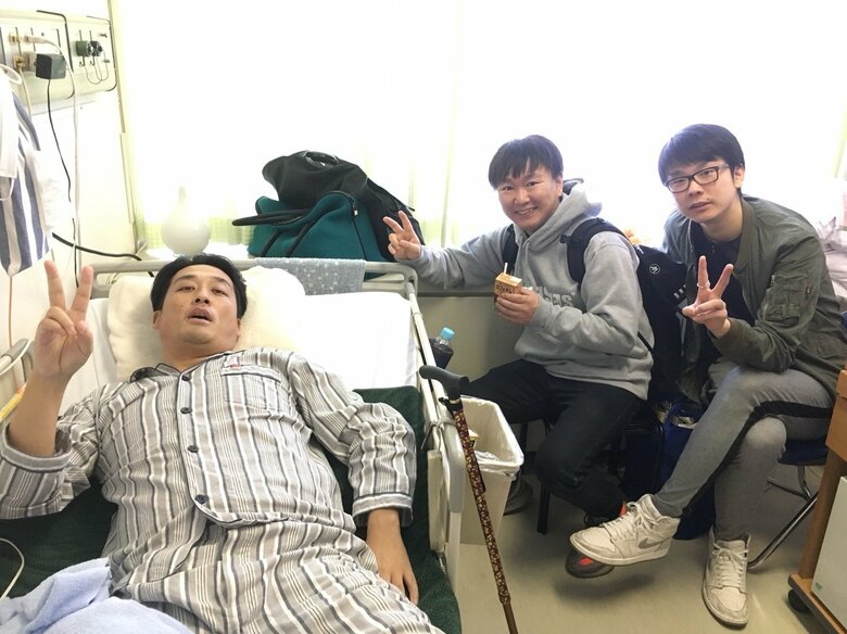 2017年腎臓がんで入院中、お見舞いに訪れたかまいたち（山内健司、濱家隆一）と