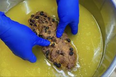 シュトーレンを「バター風呂」に浸ける動画が大反響！老舗洋菓子店5代目の改革