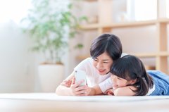 スマホデビューは10歳　所持低年齢化で親が知るべきこと