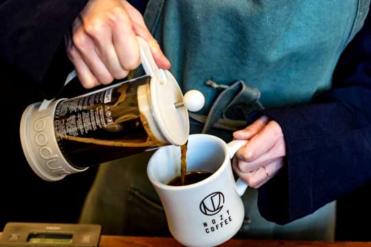 フレンチプレスのコーヒーを淹れているところ