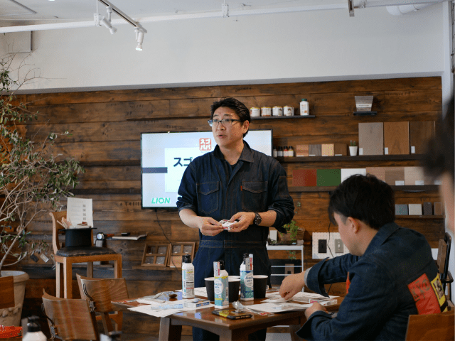 父親向けに講座を開く杉山さん