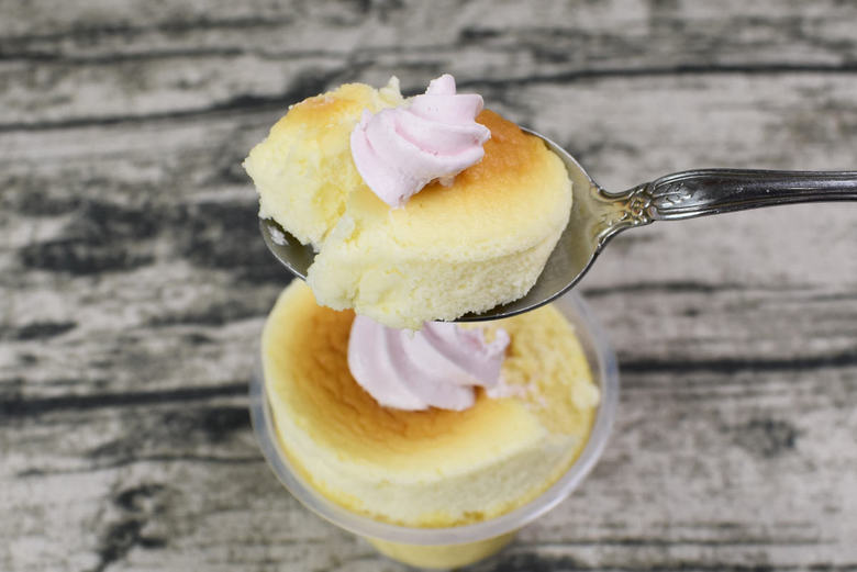 ファミマの人気スイーツ「スフレ・プリン ストロベリー」の実物画像04