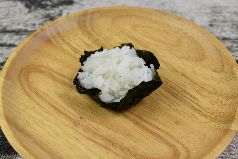 ダイソーのおすすめ商品「たべれるのりカップキット」の使用中画像