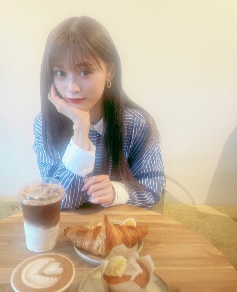 頬杖ショットもかわいい！カフェでのひとときを過ごす憂樹さん
