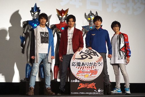 フォトセッションで笑顔を見せる登壇者