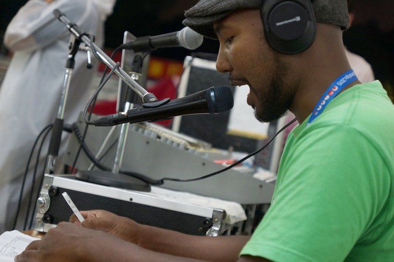 MCや音楽活動とともに国際協力や児童養護施設での福祉活動を行う