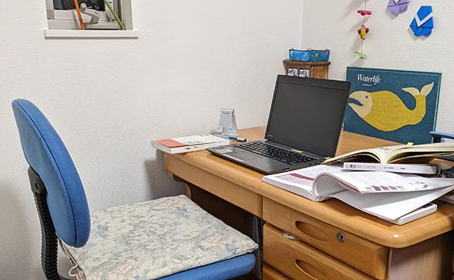 子どもたちを寝かしつけた後はワークスペースで集中して業務を