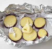 【さつまいものバター焼き】
さつまいもは輪切りにし、水にくぐらせる。フライパン用ホイルシートにのせて四辺を立ち上げ、砂糖をふってバターをのせる。