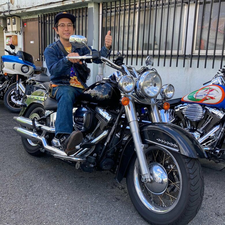 愛車のハーレーダビッドソンにまたがって。移動手段はバイクがメイン