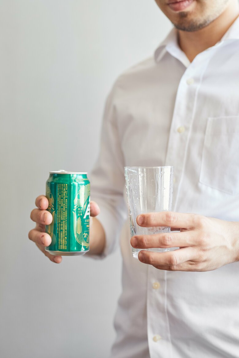 ビール本来の味わいを楽しむ注ぎ方１／缶や瓶に振動をなるべく与えないように開栓する。グラスは下のほうを持つ