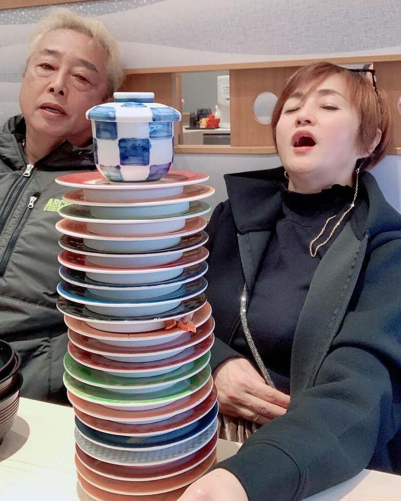 回転寿司でたらふく食べて大満足！