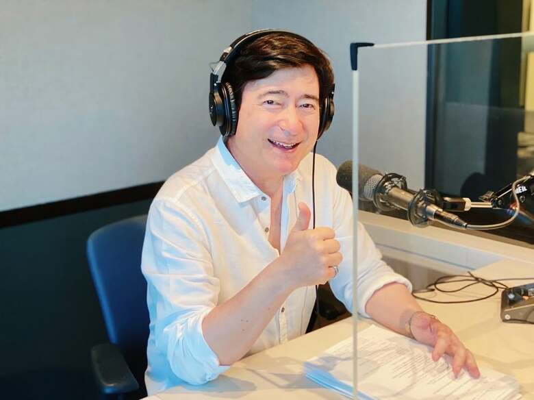 ラジオ収録中のジョン・カビラさん