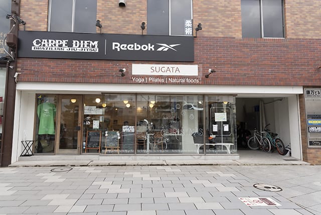 外から見るとまるでカフェのような佇まいのワクワクワークの外観