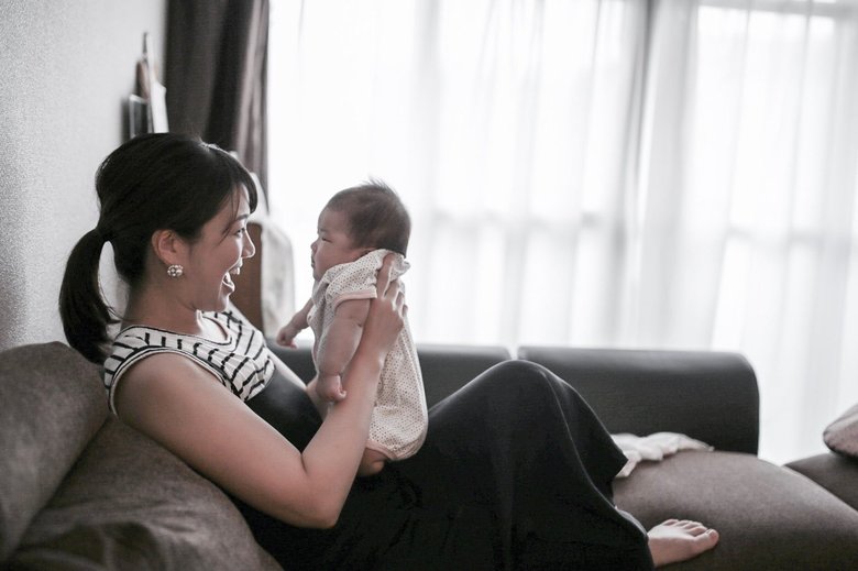 お子さんを優しく見つめる原さん