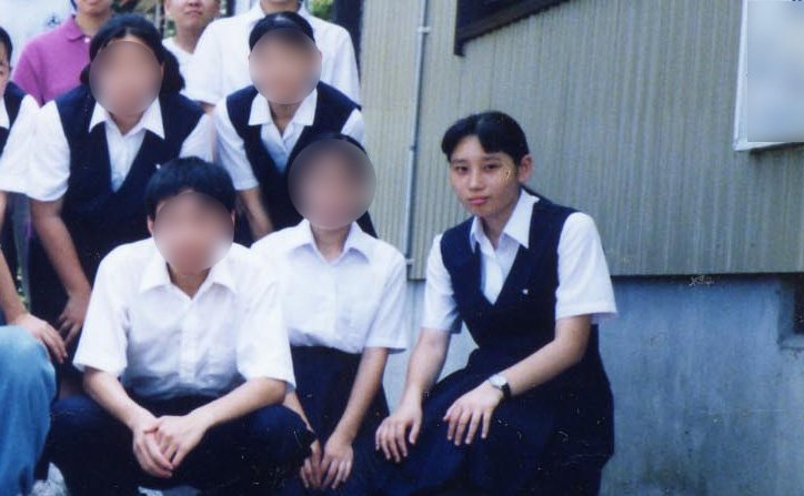 高校時代、集合写真に写る制服姿の箕輪さん