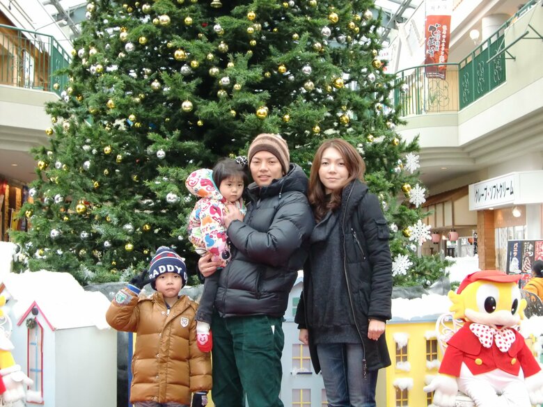 紗帆さんが2歳のころ、家族で香川おもちゃ王国へ