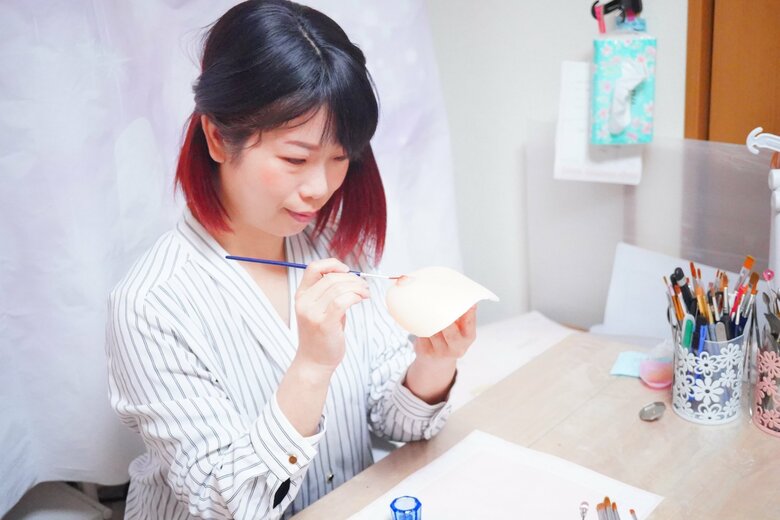 エピテーゼを制作中の田村さん