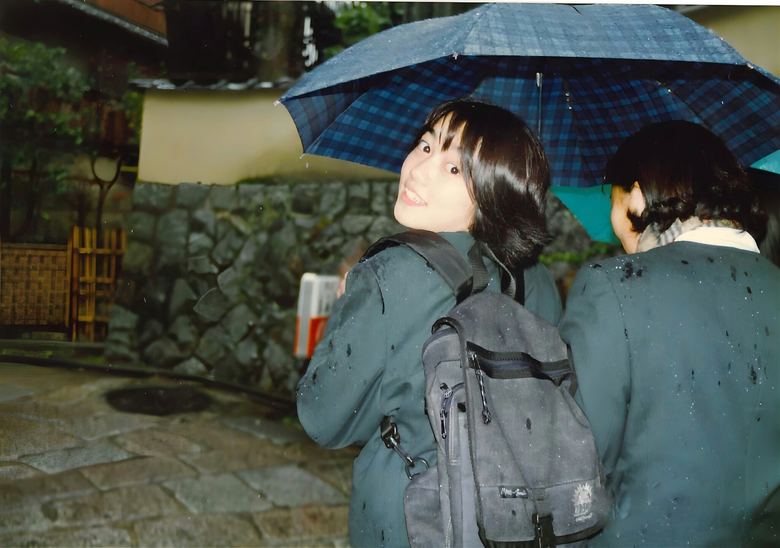 学生時代に友人と歩く遠藤さん