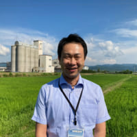 PROFILE　西牧孝行さん移住交流推進課課長補佐.。1995年に旧佐和田町役場で採用。2021年から新設された移住交流推進課に所属する。UIターンの受入促進および企業誘致を担当する。