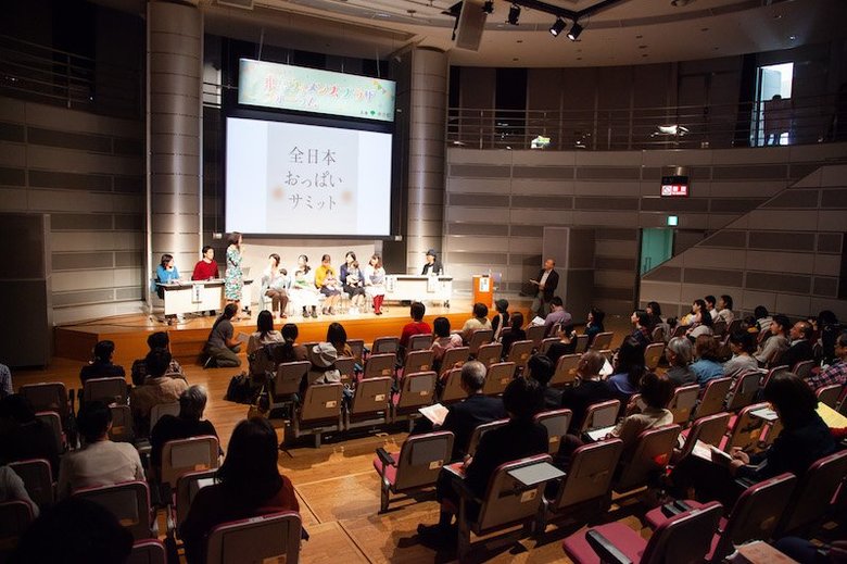 ▲かわるがわる、授乳しながらのインタビューに答えるママさんたち。