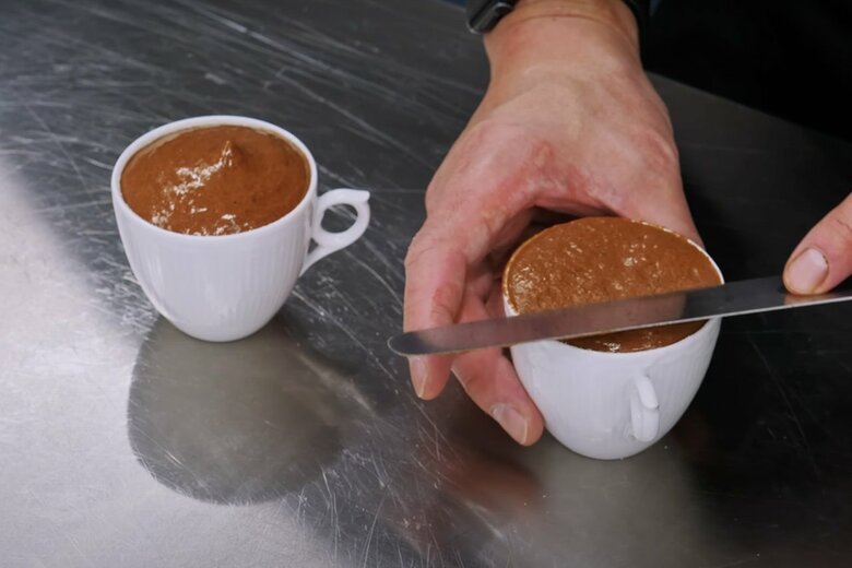 【作り方5】天面が平らになるようにパレットナイフなどで整える