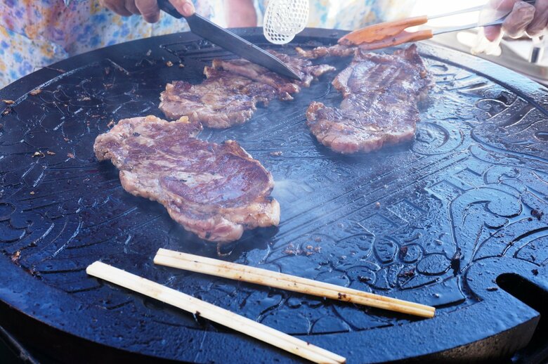 「マンホールサミット2015in関西」蓋型の鉄板で焼き肉
