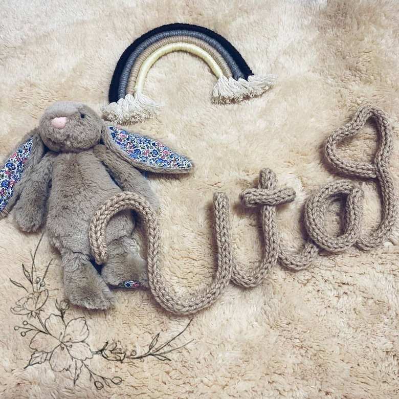 毛糸などを編んで、文字やお花などの形を作る「ウールレター」が今、バースデーフォトのアイテムとして注目されています。簡単な手順で作れて、子どもの名前や年齢、「Happy Birthday」などのメッセージを作るなどさまざまなアレンジができるのも人気の理由です。