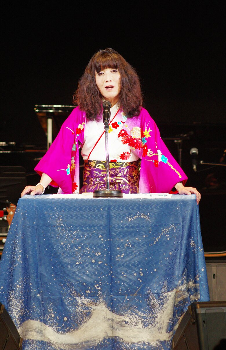 艶やかな着物姿で浪曲に挑戦する純さん（写真／御堂義乘）