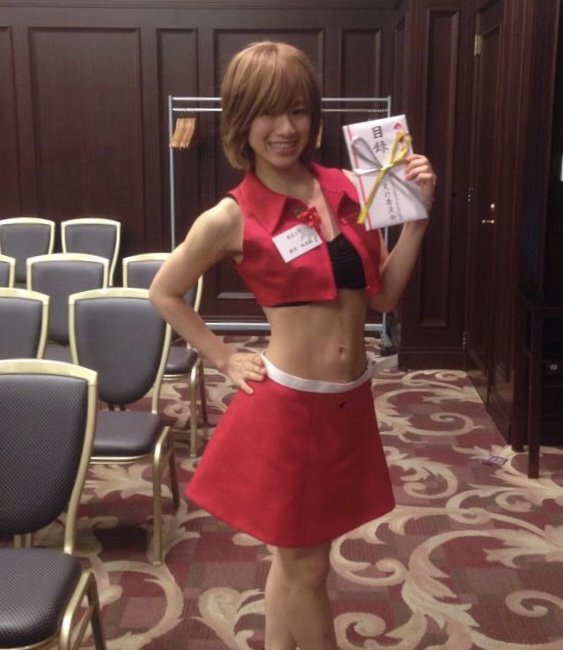 ビジネスコンテスト受賞時のボーカロイドMEIKOのコスプレを着ている鈴木さん