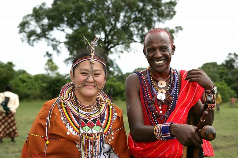 今から20年前、マサイ族の伝統衣装を身につけ結婚式にのぞむ永松さんと夫のジャクソンさん