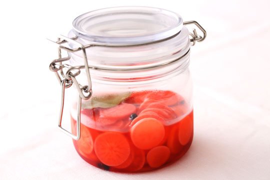 保存容器に①、②、ベイリーフと黒こしょうを入れてひと晩漬ける。