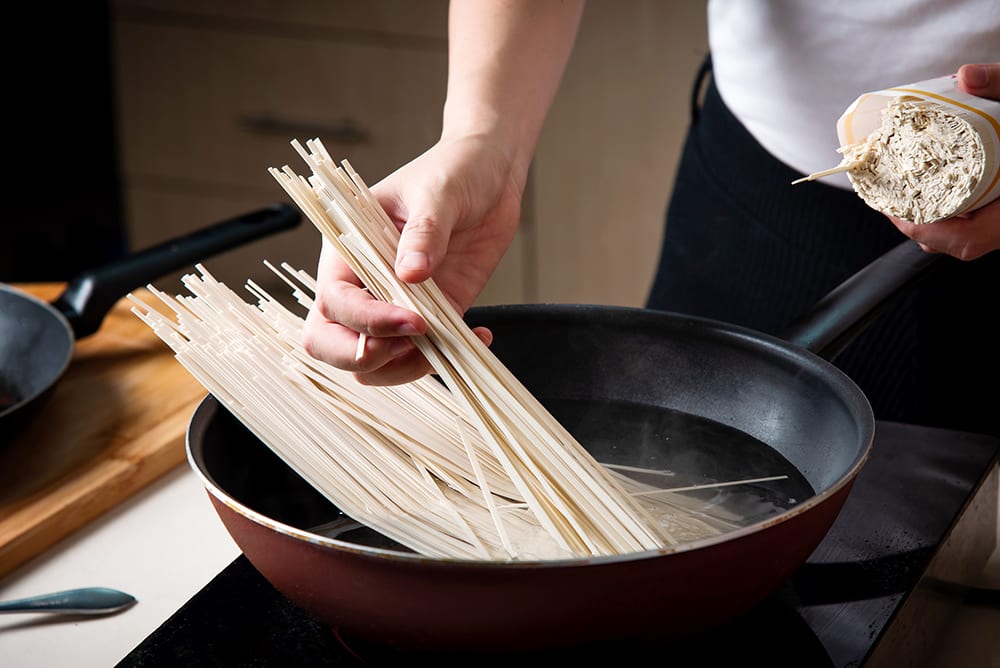 パスタを投入する画