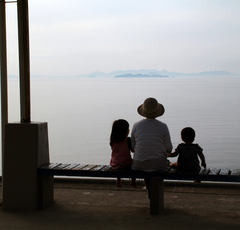 娘を乱暴に抱く姑…価値観が違う分だけ心の距離が離れていく