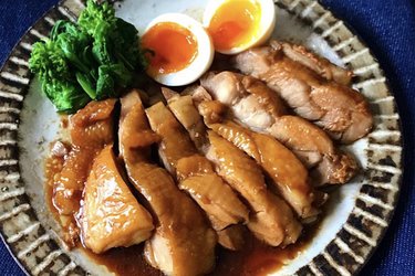 「簡単すぎ！」冷凍鶏もも肉で作る「塩鶏チャーシュー」にいいねが止まらない