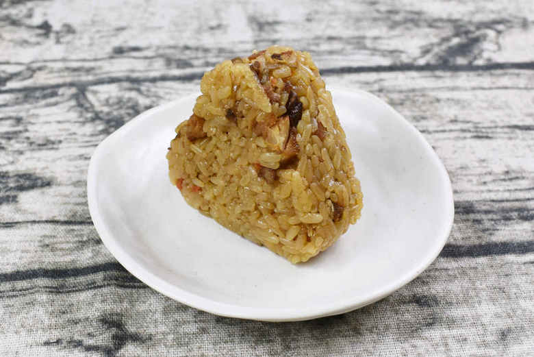 ナチュラルローソンのおすすめおにぎり「阿波尾鶏の五目おこわ」の食レポ画像