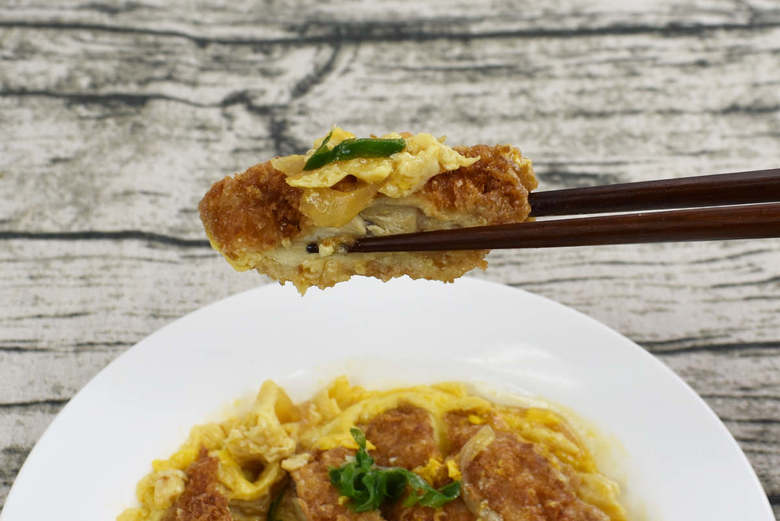 セブンイレブンのおすすめおかず「玉子を味わう！ チキンかつ煮」の実物画像