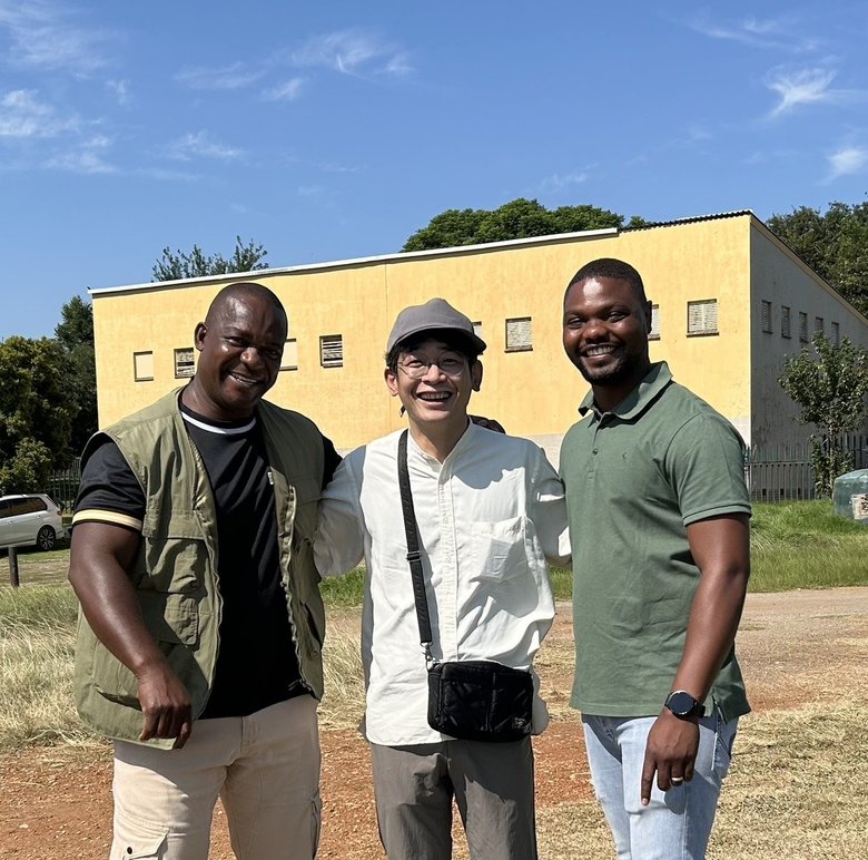 昨年、南アフリカに訪れた際の1枚。外国人にも物おじしない鰻さん、すごく楽しそう