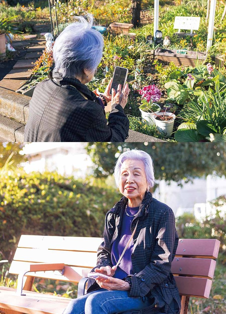 上：お花が好き。撮影をしたら、花の名前を調べてXに投稿。下：毎日通う早朝の太極拳が終わると、近所の友達とおしゃべりをすることも。友達のほとんどは年下で70代。肩肘はらず、自然のまま、心地いい距離感で付き合っている
