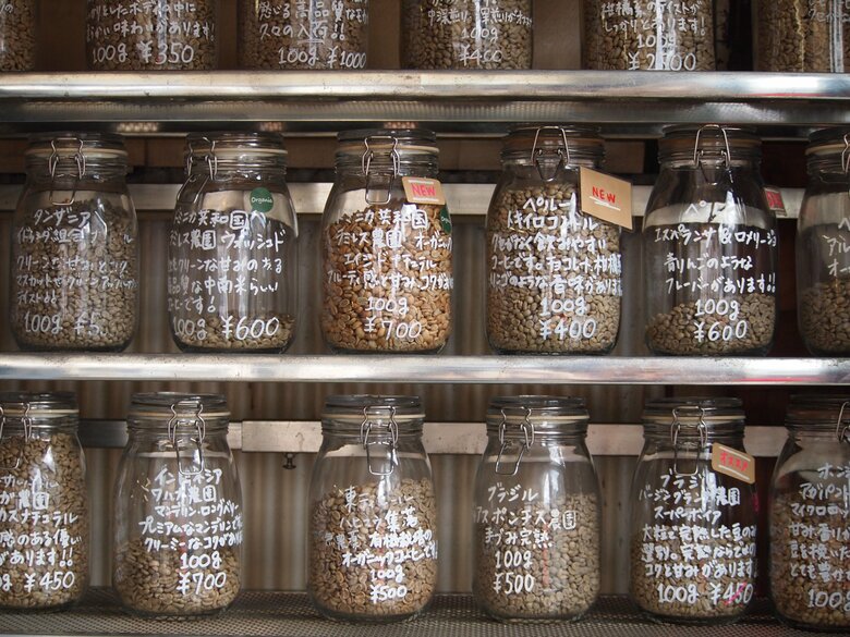店頭に並ぶ焙煎前のコーヒー豆