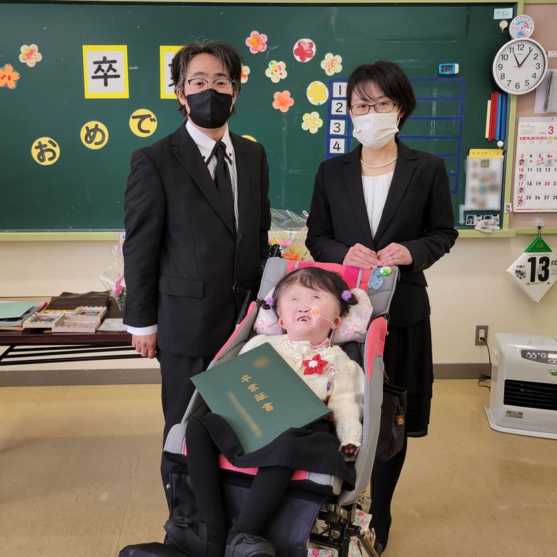 小学校卒業式。左は旦那さん