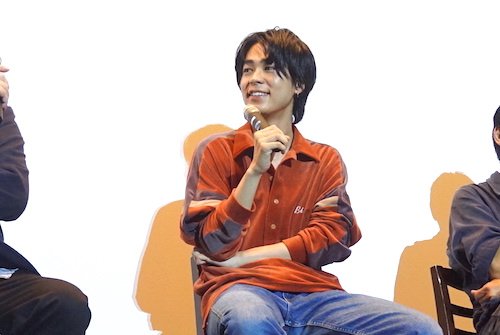 ラフなファッションの成田さん