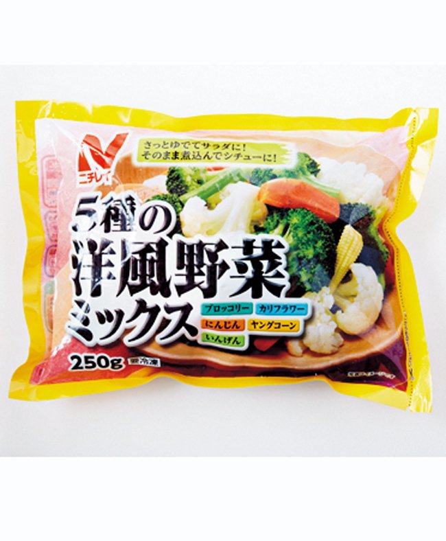 水を加えて沸騰したら、野菜ミックスを加えて5分ほど煮る。
「5種の洋風野菜ミックス」 ㈱ニチレイフーズ 250ｇ入り