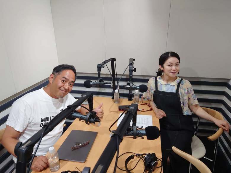 FM FUJIにて毎週水曜にオンエア中の「濱田マリ、これハマります」にて。出演者の方とのオフショット（「濱田マリ、これハマります」公式Instagramより）