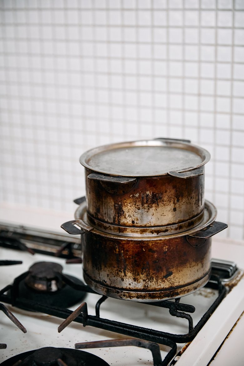 クリステルの鍋はふたと底がフラットなので、調理途中の鍋を上にのせられて数日分の下ごしらえが同時にできる